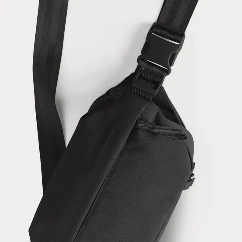Moment Everything Sling (Black, 2L)